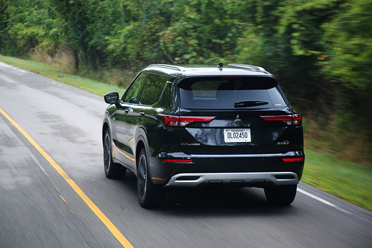 Nằm bên dưới nắp ca-pô của Mitsubishi Outlander 2023 là động cơ xăng 4 xi-lanh thẳng hàng, dung tích 2.5L, sản sinh công suất tối đa 181 mã lực và mô-men xoắn cực đại 245 Nm. Động cơ này kết hợp cùng hộp số biến thiên vô cấp giả lập 8 cấp số.