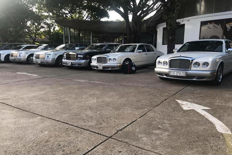 Nếu đã nói đến dòng xe siêu sang Rolls-Royce Phantom, không thể không nhắc đến đại gia Đặng Lê Nguyên Vũ. Không phải vì vị chủ tịch Trung Nguyên sở hữu một chiếc xe nào đó chính hãng của Rolls-Royce, hay đặt hàng làm riêng mà bởi vì nhắc đến Rolls-Royce Phantom tại Việt Nam chắc hẳn không ai sở hữu nhiều dòng xe bằng "ông vua cà phê Việt".