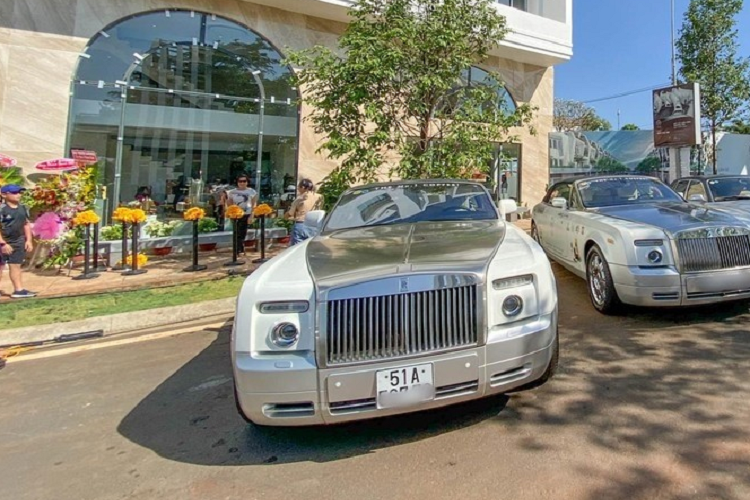 Khá thú vị là Rolls-Royce Phantom màu đen của đại gia Trung Nguyên còn có thêm biểu tượng hình Rồng xuất hiện bên hông xe, nhưng chưa rõ đây có phải là 1 trong số 33 chiếc xe Rolls-Royce Phantom Year of the Dragon được sản xuất toàn cầu hay không.