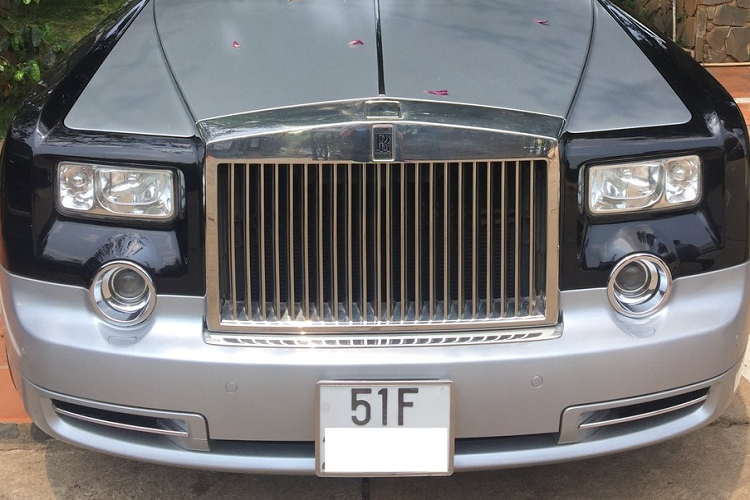 Về dàn xe siêu sang Rolls-Royce Phantom của ông Đặng Lê Nguyên Vũ, mỗi chiếc đều mang ngoại thất khác nhau, 1 xe mang màu đen với việc được dán đề-can màu xám ở nửa phần thân dưới của xe cũng như nắp capô, mui xe và nắp khoang hành lý của xe.