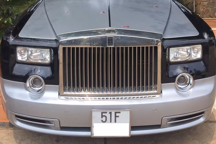 Về dàn xe siêu sang Rolls-Royce Phantom của ông Đặng Lê Nguyên Vũ, mỗi chiếc đều mang ngoại thất khác nhau, 1 xe mang màu đen với việc được dán đề-can màu xám ở nửa phần thân dưới của xe cũng như nắp capô, mui xe và nắp khoang hành lý của xe.