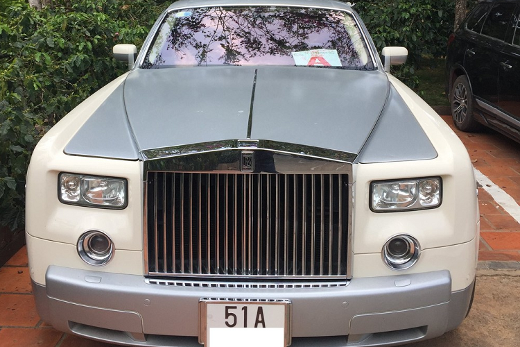 Chiếc Rolls-Royce Phantom màu trắng được dán đề-can màu xám tương tự như gần đây đã được nhìn thấy chuyển hẳn sang tông màu trắng và cuối cùng là một chiếc Rolls-Royce Phantom cũng mang phong cách trắng-xám nhưng được để ở Hà Nội, xe mang biển đầu 51G. Cách chơi này giúp xe Rolls-Royce Phantom của Chủ tịch Trung Nguyên luôn nổi bật và ai cũng biết rõ là xe của "Qua" dù xuất hiện ở Sài thành hay Hà Nội.