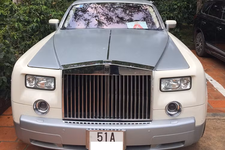 Chiếc Rolls-Royce Phantom màu trắng được dán đề-can màu xám tương tự như gần đây đã được nhìn thấy chuyển hẳn sang tông màu trắng và cuối cùng là một chiếc Rolls-Royce Phantom cũng mang phong cách trắng-xám nhưng được để ở Hà Nội, xe mang biển đầu 51G. Cách chơi này giúp xe Rolls-Royce Phantom của Chủ tịch Trung Nguyên luôn nổi bật và ai cũng biết rõ là xe của "Qua" dù xuất hiện ở Sài thành hay Hà Nội.