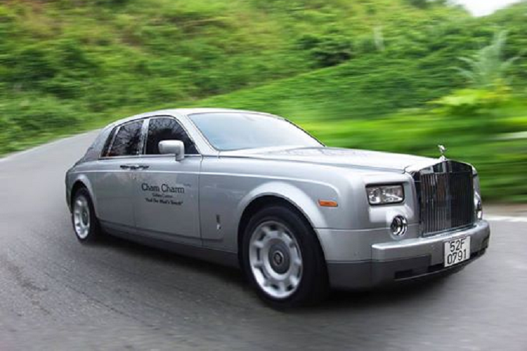Bộ 3 xe siêu sang Rolls-Royce Phantom thế hệ thứ 7 đời đầu của Chủ tịch Trung Nguyên được cho có giá không dưới 48 tỷ đồng, lý do dù thuộc thế hệ cũ nhưng ông Đặng Lê Nguyên Vũ đã sở hữu các xe này trên 7 năm nên giá mua tại thời điểm đó khá cao.
