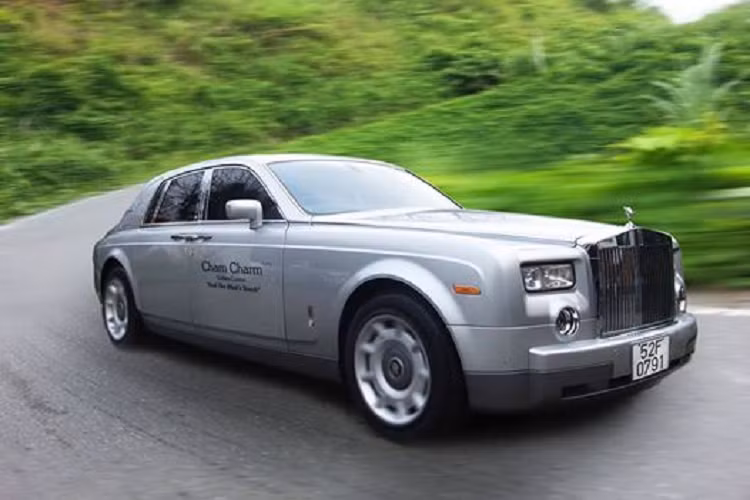 Bộ 3 xe siêu sang Rolls-Royce Phantom thế hệ thứ 7 đời đầu của Chủ tịch Trung Nguyên được cho có giá không dưới 48 tỷ đồng, lý do dù thuộc thế hệ cũ nhưng ông Đặng Lê Nguyên Vũ đã sở hữu các xe này trên 7 năm nên giá mua tại thời điểm đó khá cao.