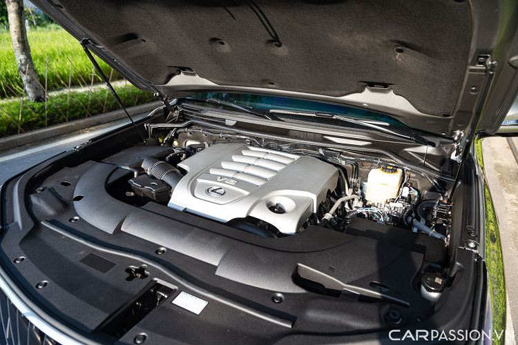 Khu vực xung quanh cần số được bố trí các phím chức năng như sưởi/làm mát ghế, nâng gầm, núm xoay điều chỉnh 5 chế độ lái bao gồm Normal, Eco, Comfort, Sports hay Sports +. Ngoài ra, xe còn trang bị chế độ lựa chọn địa hình Multi Terrain Select giúp chiếc SUV hạng sang có thể vượt qua dễ dàng những đoạn đường hiểm trở gập ghềnh.