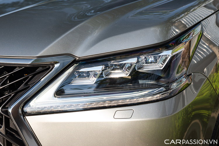 Chiếc Lexus LX 570 trong bài sở hữu lớp sơn màu xám có số lượng khá ít tại Việt Nam. Phần đầu xe sở hữu lưới tản nhiệt hình con suốt cỡ lớn đặc trưng của những mẫu xe Lexus trong thời gian gần đây.