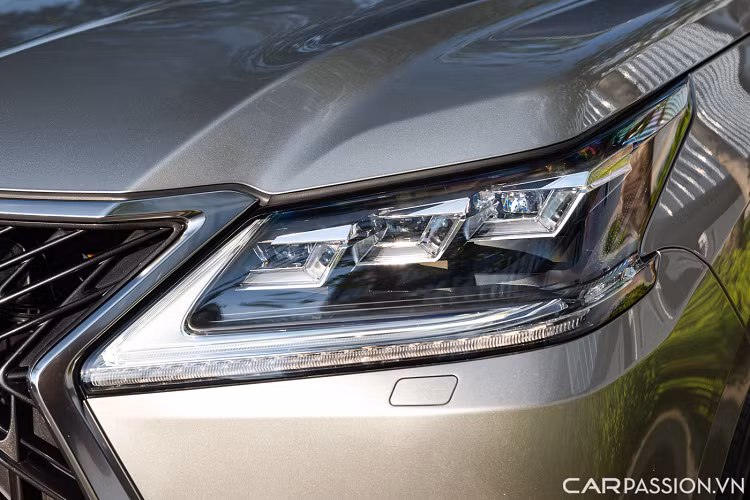 Chiếc Lexus LX 570 trong bài sở hữu lớp sơn màu xám có số lượng khá ít tại Việt Nam. Phần đầu xe sở hữu lưới tản nhiệt hình con suốt cỡ lớn đặc trưng của những mẫu xe Lexus trong thời gian gần đây.