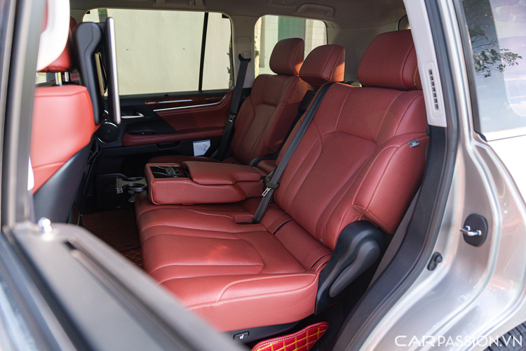 Không gian nội thất xa hoa với trang bị tiện nghi như 3 màn hình giải trí cho hàng ghế trước và sau, cụm phím touchpad mang đến trải nghiệm ấn tượng hay nhiều chi tiết ốp gỗ cao cấp Shimamoku.