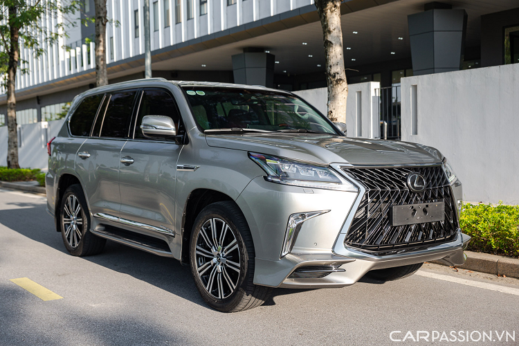 Mới đây, một chiếc Lexus LX 570 đời 2020 bản Sport Plus đã được một showroom xe cũ rao bán với mức giá 9,9 tỷ đồng và mới chỉ di chuyển khoảng hơn 13.000 km. Phiên bản Sport Plus khác biệt với phiên bản tiêu chuẩn nhờ một vài chi tiết ngoài thất như cản trước/sau,…