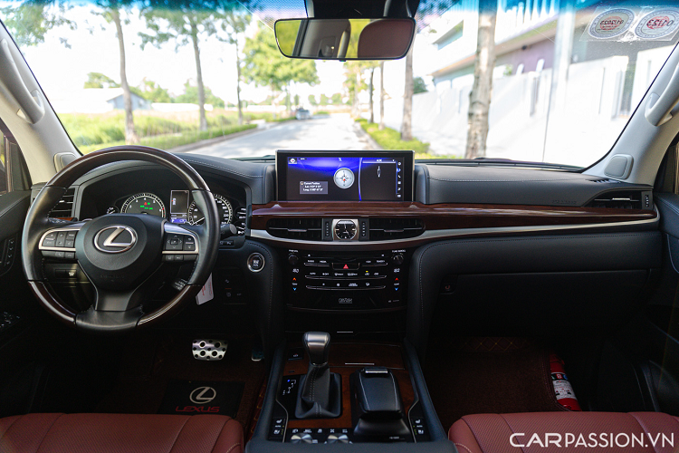 Ngoài ra, logo phiên bản Sport Plus được đặt phía dưới của cửa xe, phía dưới là bậc bước chân giúp chủ nhân ra/vào xe dễ dàng hơn. Bộ mâm là loại đa chấu kích thước 21 inch được phối hai màu bạc và đen.