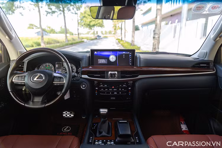 Ngoài ra, logo phiên bản Sport Plus được đặt phía dưới của cửa xe, phía dưới là bậc bước chân giúp chủ nhân ra/vào xe dễ dàng hơn. Bộ mâm là loại đa chấu kích thước 21 inch được phối hai màu bạc và đen.