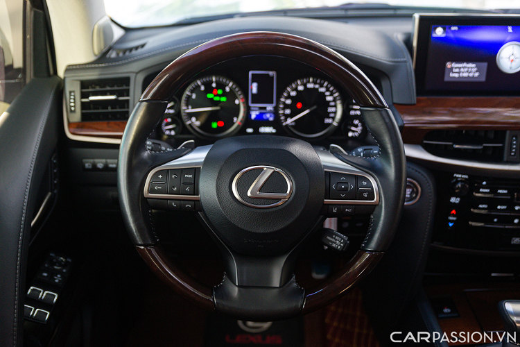 Lexus LX 570 vẫn được trang bị động cơ V8 dung tích 5,7 lít quen thuộc. Động cơ này tạo ra công suất cực đại 367 mã lực và mô-men xoắn cực đại 546 Nm. Sức mạnh được truyền đến bánh xe thông qua hộp số tự động 8 cấp.