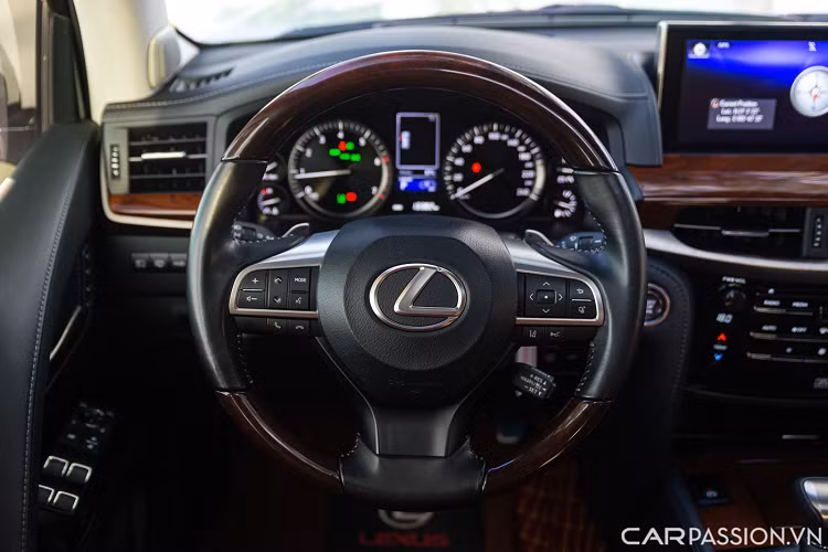 Lexus LX 570 vẫn được trang bị động cơ V8 dung tích 5,7 lít quen thuộc. Động cơ này tạo ra công suất cực đại 367 mã lực và mô-men xoắn cực đại 546 Nm. Sức mạnh được truyền đến bánh xe thông qua hộp số tự động 8 cấp.