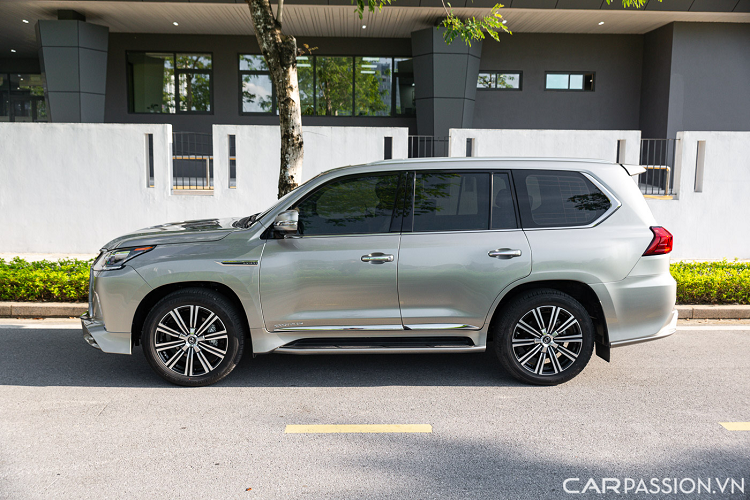 Cụm đèn pha 3 bóng LED cỡ lớn, đèn LED ban ngày hình chữ L và đèn báo rẽ dạng tia đặc trưng của Lexus. Công nghệ LED toàn phần cũng được áp dụng cùng khả năng bật/tắt tự động, mở góc đánh lái.