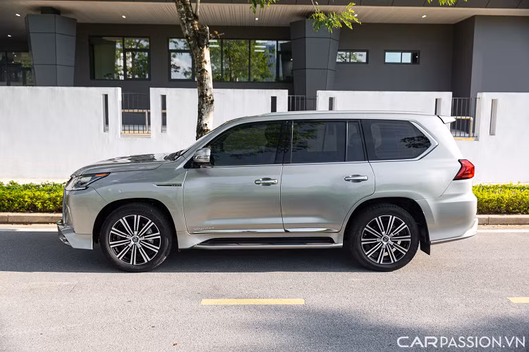 Cụm đèn pha 3 bóng LED cỡ lớn, đèn LED ban ngày hình chữ L và đèn báo rẽ dạng tia đặc trưng của Lexus. Công nghệ LED toàn phần cũng được áp dụng cùng khả năng bật/tắt tự động, mở góc đánh lái.