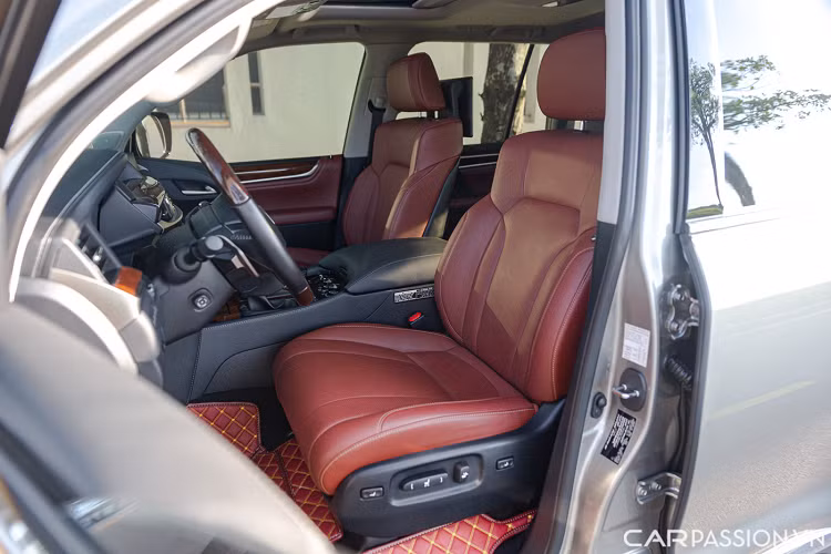 Màn hình giải trí trung tâm có kích thước 12,3 inch với thiết kế đặt ngang với khả năng kết nối AM/FM/USB/AUX/Bluetooth... Trên Lexus LX 570 sở hữu hệ thống âm thanh 13 loa Mark Levinson cao cấp.