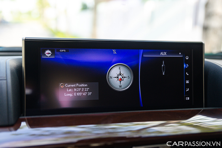 Bước vào bên trong, nội thất chiếc LX570 Sport Plus được bọc da Nappa cao cấp màu đỏ. Phần vô-lăng thiết kế 3 chấu, tích hợp các nút bấm hỗ trợ người lái. Phía sau vô-lăng là cụm đồng hồ cơ học với những chi tiết mạ bạc tinh xảo, đi kèm một màn hình 4,2 inch hiển thị các thông tin khác của xe.