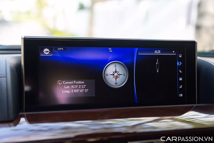 Bước vào bên trong, nội thất chiếc LX570 Sport Plus được bọc da Nappa cao cấp màu đỏ. Phần vô-lăng thiết kế 3 chấu, tích hợp các nút bấm hỗ trợ người lái. Phía sau vô-lăng là cụm đồng hồ cơ học với những chi tiết mạ bạc tinh xảo, đi kèm một màn hình 4,2 inch hiển thị các thông tin khác của xe.