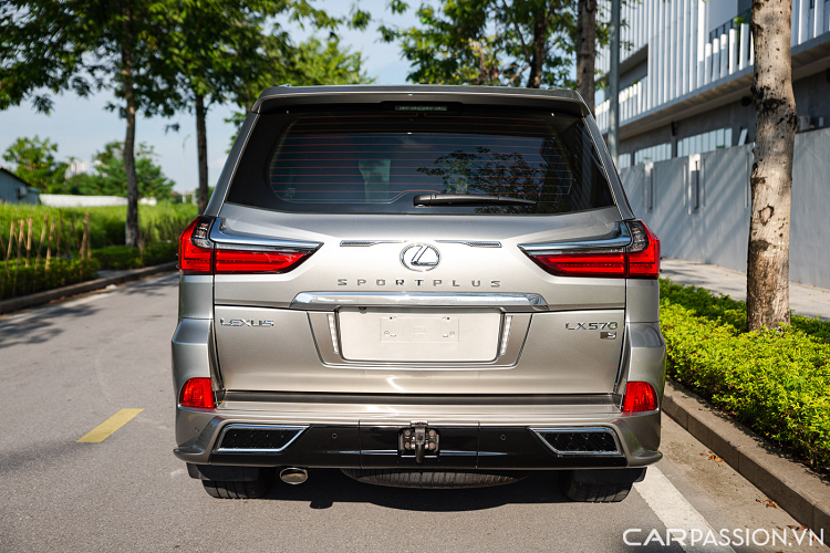 Lexus LX 570 Sport Plus 2020 sở hữu kích thước chiều Dài x Rộng x Cao lần lượt là 5.080 x 1.980 x 1.865 (mm), chiều dài cơ sở đạt 2.850 mm. Thân xe sở hữu các chi tiết nẹp mạ chrome ở vị trí tai xe, gương chiếu hậu cỡ lớn tích hợp đèn LED báo rẽ và camera trong hệ thống camera 360 độ.