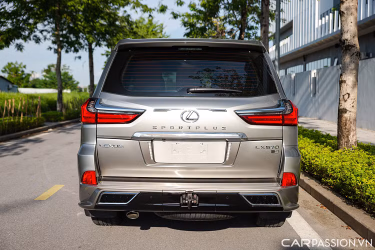 Lexus LX 570 Sport Plus 2020 sở hữu kích thước chiều Dài x Rộng x Cao lần lượt là 5.080 x 1.980 x 1.865 (mm), chiều dài cơ sở đạt 2.850 mm. Thân xe sở hữu các chi tiết nẹp mạ chrome ở vị trí tai xe, gương chiếu hậu cỡ lớn tích hợp đèn LED báo rẽ và camera trong hệ thống camera 360 độ.