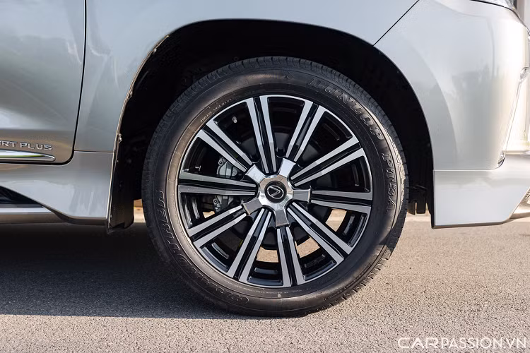 Trong khi đó, đuôi xe gây ấn tượng mạnh với đèn hậu LED hình chữ L lạ mắt. Cửa cốp phía sau được trang bị 2 tấm ốp chrome nối 2 bên đèn hậu với logo Lexus chính giữa, đuôi xe có thêm 2 chụp ống xả giả trên cản tạo điểm nhấn, tên xe có thêm chữ S ám chỉ bản Sport.