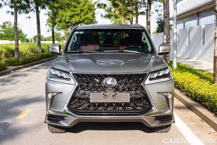 Khi mới được đưa về Việt Nam,Lexus LX 570 Sport Plus 2020 được các đại lý nhập khẩu tư nhân chào bán khoảng hơn 9 tỷ đồng. Nó được xem là đối thủ cạnh tranh với những mẫu xe như Mercedes-Benz GLS, Land Rover Range Rover, Cadillac Escalade và BMW X7.