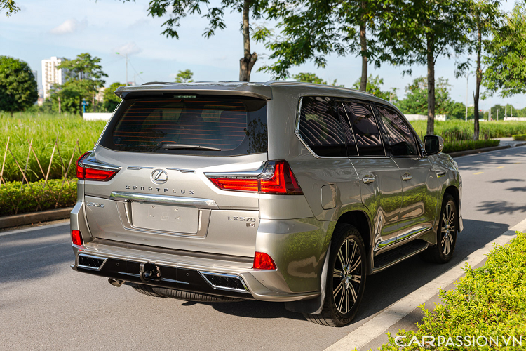 Xe sở hữu hệ thống dẫn động bốn bánh toàn thời gian tích hợp vi-sai chống trượt Torsen với vi-sai trung tâm khóa điện tử. Chiếc SUV sang trọng này có sức kéo lên đến 3.175 kg. Mức giá xe Lexus LX 570 Sport Plus đời 2020 này hiện được chào bán gần 10 tỷ sau khoảng 2 năm lăn bánh, ngang với một chiếc Lexus LX600 mới "đập thùng".