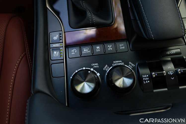 Ghế lái và ghế phụ chỉnh điện, ghế lái nhớ 3 vị trí. Hàng ghế sau cũng có khả năng chỉnh điện trượt lên xuống, gập gọn bằng tay. Hàng ghế thứ 2 có thể gập lại và nhất gọn lên 2 bên thông qua cơ chế điện.