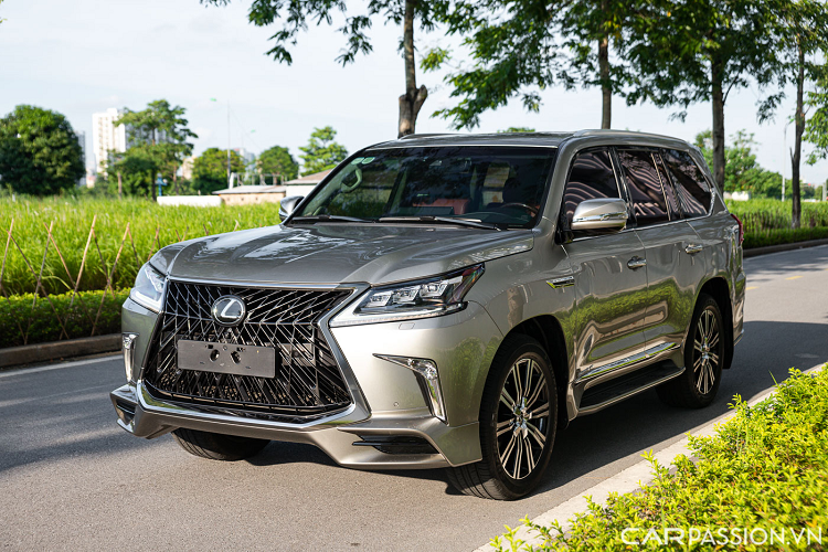 Tại thị trường Việt Nam, từ lâu nay mẫu Lexus LX 570 hạng sang luôn được biết đến là dòng SUV có số lượng bán chạy và được nhiều người tin dùng với rất nhiều những phiên bản khác nhau và những phiên bản mới thường xuyên được nhập khẩu một cách nhanh chóng để đáp ứng nhu cầu cao của những vị chủ nhân giàu có.