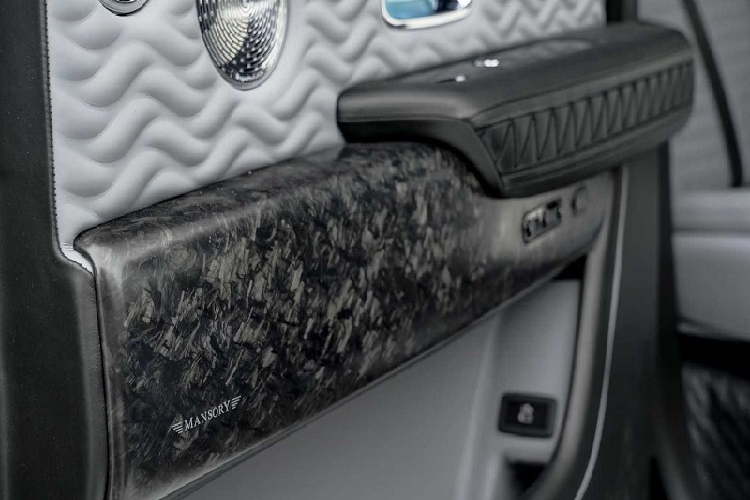 Chưa hết, Rolls-Royce Cullinan Special UAE còn được Mansory nâng cấp hệ truyền động giúp đẩy công suất tối đa lên con số 610 mã lực và momen xoắn cực đại 950 Nm. 