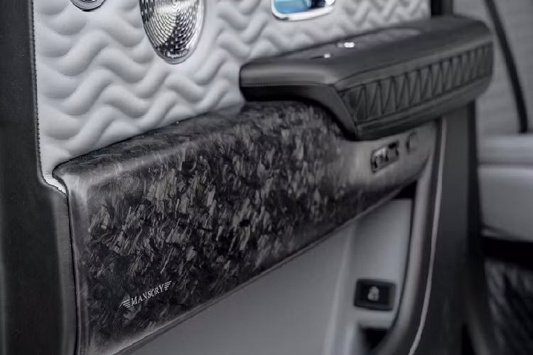 Chưa hết, Rolls-Royce Cullinan Special UAE còn được Mansory nâng cấp hệ truyền động giúp đẩy công suất tối đa lên con số 610 mã lực và momen xoắn cực đại 950 Nm. 