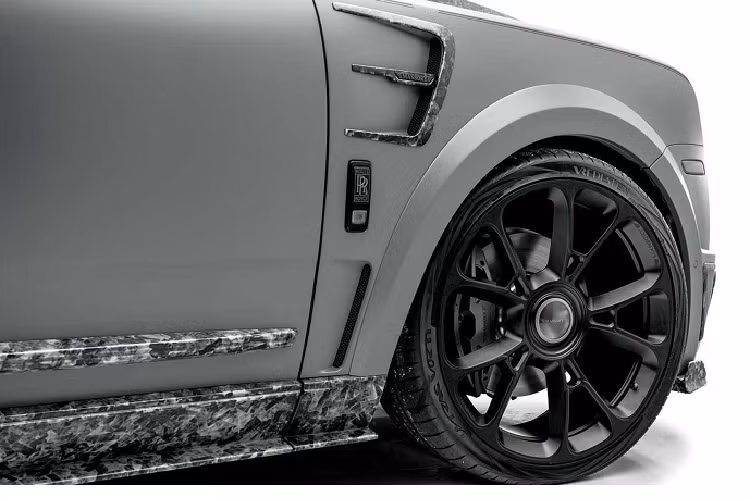 Hãng độ không công bố những nâng cấp cụ thể đã thực hiện trên khối động cơ tăng áp kép V12 6.75L nguyên bản. 