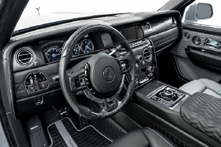 Ở bên trong, Mansory độ Rolls-Royce Cullinan với các loại vật liệu trông như đá granit tương tự trên bảng điều khiển, vô lăng, ốp cửa xe và ngưỡng cửa. Bệ tỳ tay trung tâm ở hàng ghế lái và hàng ghế sau được bọc da với họa tiết gợn sóng rất lạ mắt. 