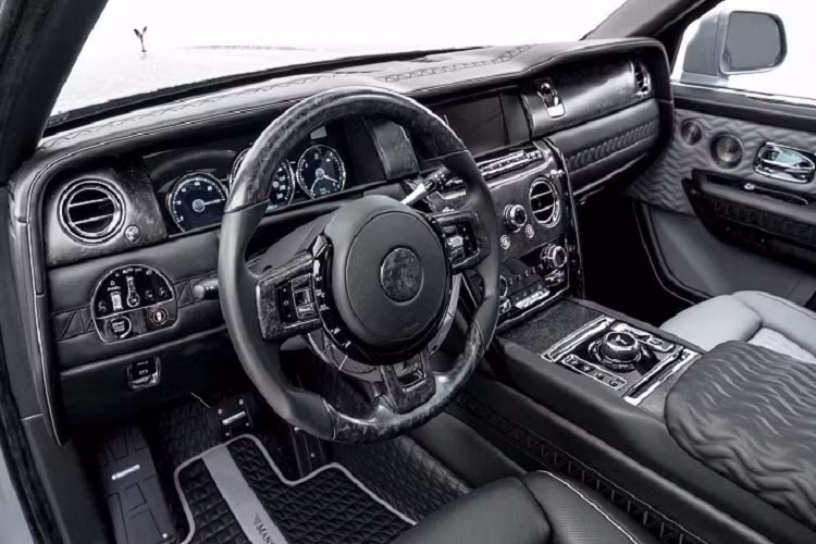 Ở bên trong, Mansory độ Rolls-Royce Cullinan với các loại vật liệu trông như đá granit tương tự trên bảng điều khiển, vô lăng, ốp cửa xe và ngưỡng cửa. Bệ tỳ tay trung tâm ở hàng ghế lái và hàng ghế sau được bọc da với họa tiết gợn sóng rất lạ mắt. 