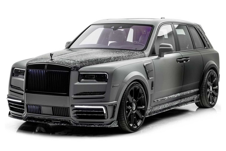 Bắt đầu với ngoại thất, Rolls-Royce Cullinan Special UAE nhận được bộ body kit hoàn chỉnh với nắp capo mới, tấm ốp cùng lip gió mới ở đầu xe giúp hạ thấp khoảng sáng gầm, các khe hút gió mới nằm cạnh vòm bánh, ốp bệ cửa lớn hơn, cánh lướt gió mới tích hợp trên nóc xe, bộ khuếch tán cơ bắp hơn tích hợp trên cản va sau và ống xả dạng quad.