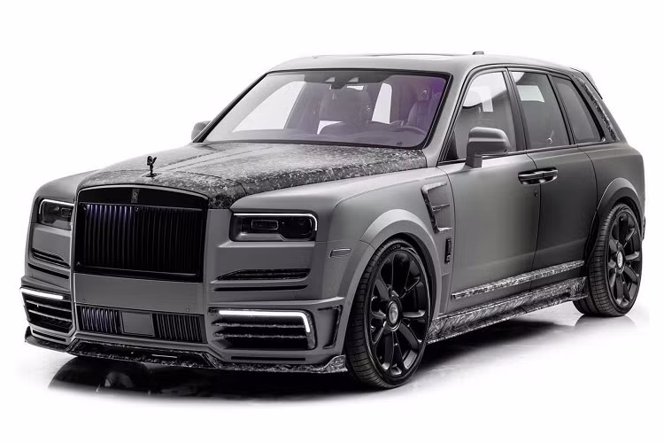 Bắt đầu với ngoại thất, Rolls-Royce Cullinan Special UAE nhận được bộ body kit hoàn chỉnh với nắp capo mới, tấm ốp cùng lip gió mới ở đầu xe giúp hạ thấp khoảng sáng gầm, các khe hút gió mới nằm cạnh vòm bánh, ốp bệ cửa lớn hơn, cánh lướt gió mới tích hợp trên nóc xe, bộ khuếch tán cơ bắp hơn tích hợp trên cản va sau và ống xả dạng quad.