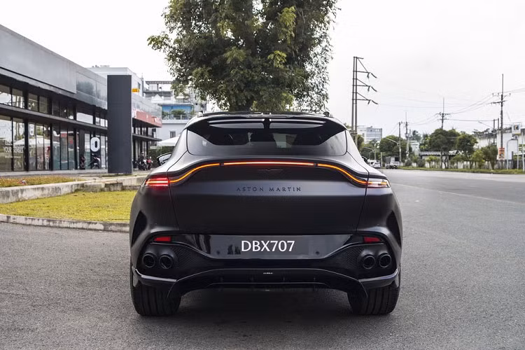 Aston Martin DBX 707 còn được trang bị 5 chế độ lái bao gồm Terrain cho lái xe địa hình, GT để mang lại sự thoải mái tối đa khi đi trên đường trường, Sport dành cho phong cách lái xe năng động, Sport+ mang lại hiệu suất tối ưu và ấn tượng nhất là chế độ Individual, cho phép người lái tinh chỉnh phong cách lái yêu thích khi cho phép điều chỉnh tất cả các yếu tố, bao gồm cả hệ thống treo, hệ thống lái và ống xả.