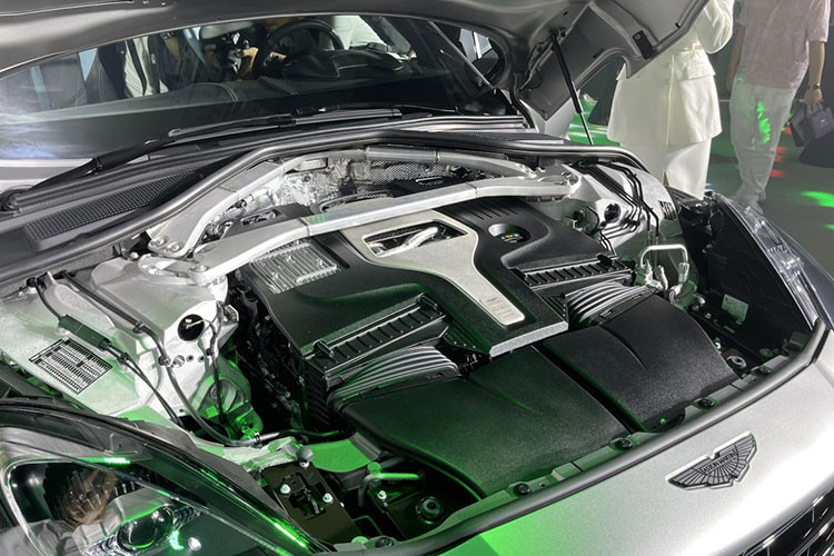 Ghế thể thao của Aston Martin DBX 707 có chế độ chỉnh điện 16 hướng, cùng với hệ thống sưởi ở cả trước và sau. Nhà sản xuất ô tô hạng sang Anh quốc cung cấp 3 tùy chọn về phong cách nội thất gồm Accelerate (tiêu chuẩn) với chất liệu pha trộn giữa da và Alcantara, trong khi Inspire - Comfort và Inspire Sport (tùy chọn).