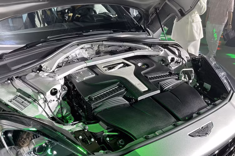 Ghế thể thao của Aston Martin DBX 707 có chế độ chỉnh điện 16 hướng, cùng với hệ thống sưởi ở cả trước và sau. Nhà sản xuất ô tô hạng sang Anh quốc cung cấp 3 tùy chọn về phong cách nội thất gồm Accelerate (tiêu chuẩn) với chất liệu pha trộn giữa da và Alcantara, trong khi Inspire - Comfort và Inspire Sport (tùy chọn).