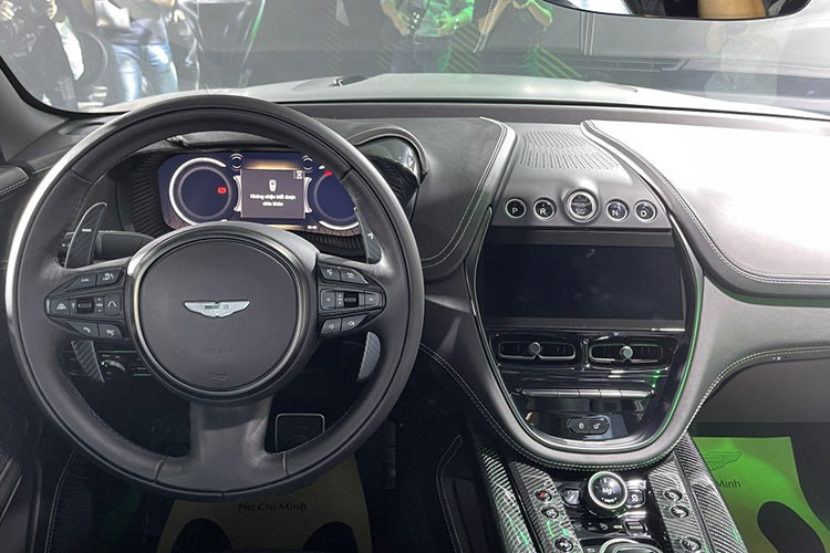 Phần đèn chiếu sáng ban ngày (Daytime Running Light) và đèn xi-nhan được thiết kế lại, hoàn toàn nằm theo chiều ngang, là điểm nhấn khác biệt so với xe tiêu chuẩn. Phần đuôi xe cũng được xử lý lại với cánh hướng gió mới nhằm giảm lực nâng và tăng độ ổn định khi xe vận hành ở tốc độ cao, hoạt động hài hòa với bộ khuếch tán kép mở rộng.