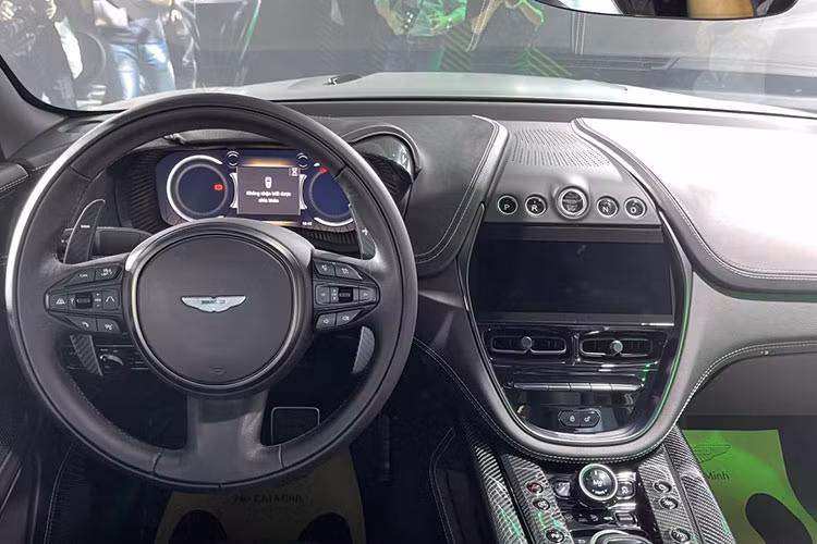 Phần đèn chiếu sáng ban ngày (Daytime Running Light) và đèn xi-nhan được thiết kế lại, hoàn toàn nằm theo chiều ngang, là điểm nhấn khác biệt so với xe tiêu chuẩn. Phần đuôi xe cũng được xử lý lại với cánh hướng gió mới nhằm giảm lực nâng và tăng độ ổn định khi xe vận hành ở tốc độ cao, hoạt động hài hòa với bộ khuếch tán kép mở rộng.