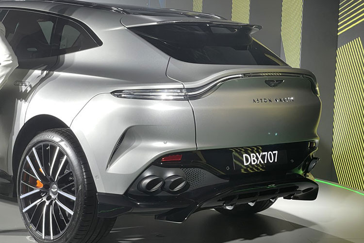Còn có 1 xe Aston Martin DBX 707 được sơn màu Q Satin Jet Black rất ấn tượng và đã có chủ nhân, 1 người rất tâm huyết sưu tập xe với dàn "chiến mã" nắm trong tay từ Nam ra Bắc đến Tây Nguyên phải trên 500 chiếc.