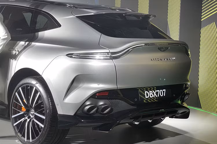Còn có 1 xe Aston Martin DBX 707 được sơn màu Q Satin Jet Black rất ấn tượng và đã có chủ nhân, 1 người rất tâm huyết sưu tập xe với dàn "chiến mã" nắm trong tay từ Nam ra Bắc đến Tây Nguyên phải trên 500 chiếc.