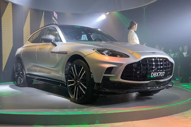 Không chỉ 1 mà có đến 2 xe SUV hạng sang tốc độ Aston Martin DBX 707 được mang về Việt Nam, ngoài chiếc xe mang màu sơn Q Satin Aluminite Silver được ra mắt với giới truyền thông.