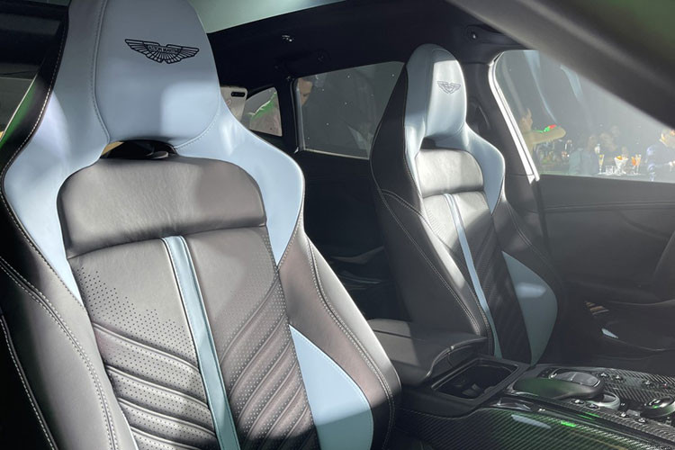 Trong khí đó, ống xả kép với đường kính lớn đã được tinh chỉnh, mang lại âm thanh độc đáo khi xe khởi động. Các chi tiết phần sau được hoàn thiện bằng lớp sơn đen satin, làm nổi bật màu đen bóng của bộ khuếch tán.