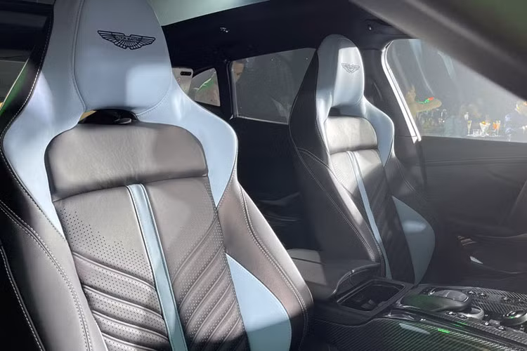 Trong khí đó, ống xả kép với đường kính lớn đã được tinh chỉnh, mang lại âm thanh độc đáo khi xe khởi động. Các chi tiết phần sau được hoàn thiện bằng lớp sơn đen satin, làm nổi bật màu đen bóng của bộ khuếch tán.