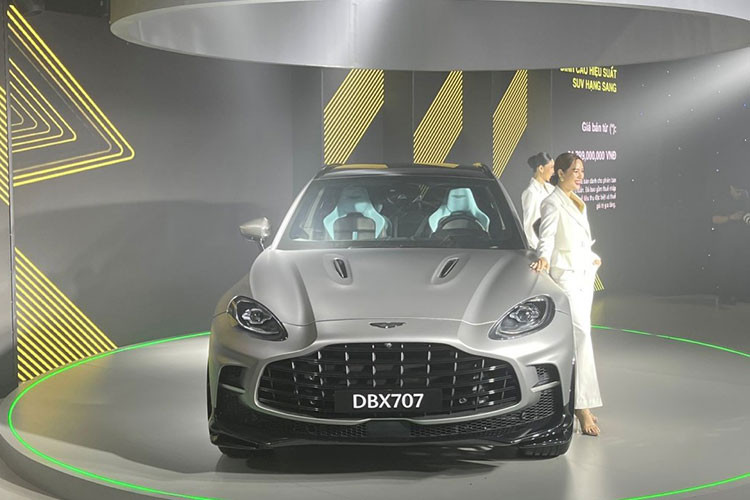 Bộ đôi Aston Martin DBX 707 đầu tiên tại Việt Nam đại diện cho 2 cá tính đem đến các hình thái sang trọng và độc bản khác biệt. Với màu Q Satin Aluminite Silver thể hiện sự tinh tế đặc trưng của Aston Martin, hiện đại và sống động trong ánh sáng mặt trời, trong khi đó, Q Satin Jet Black nổi bật bởi hình thái sắc lạnh mạnh mẽ.