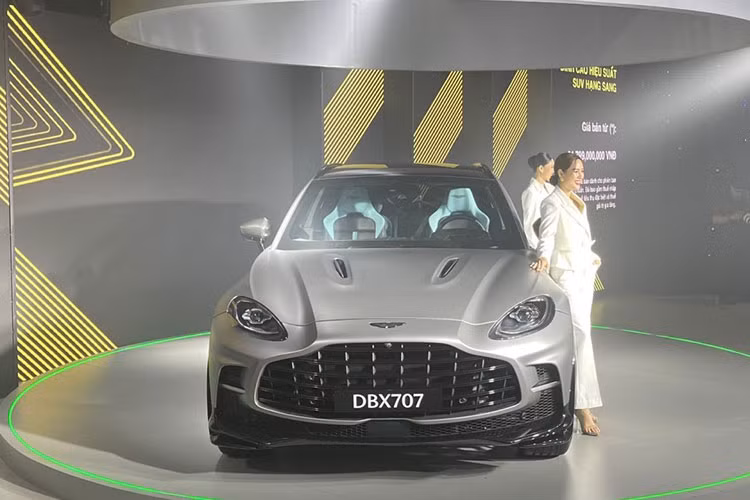 Bộ đôi Aston Martin DBX 707 đầu tiên tại Việt Nam đại diện cho 2 cá tính đem đến các hình thái sang trọng và độc bản khác biệt. Với màu Q Satin Aluminite Silver thể hiện sự tinh tế đặc trưng của Aston Martin, hiện đại và sống động trong ánh sáng mặt trời, trong khi đó, Q Satin Jet Black nổi bật bởi hình thái sắc lạnh mạnh mẽ.