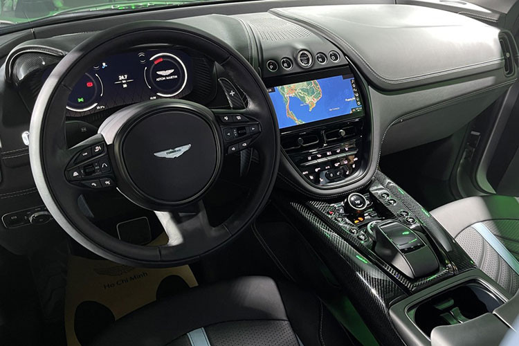 Dựa trên khung gầm và phong cách thể thao của DBX V8, DBX 707 trải qua quá trình thay đổi thiết kế toàn diện, nhìn từ phía trước, chiếc SUV nhanh nhất thế giới dễ dàng được nhận diện với thiết kế lưới tản nhiệt đặc trưng của Aston Martin với 6 nan nằm ngang, lớn hơn 27% so với DBX V8, giúp gia tăng đáng kể luồng không khí làm mát cho động cơ hiệu suất cao.